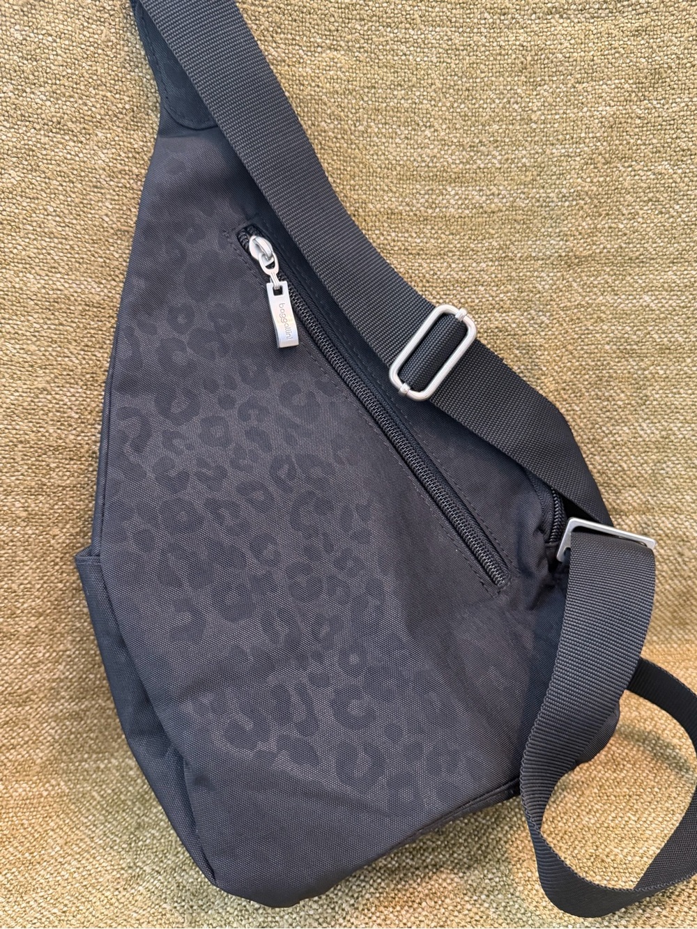 EUC Baggallini Black Chettah RFID Print Nylon Mini Crossbody Sling Travel Bag - Picture 3 of 13
